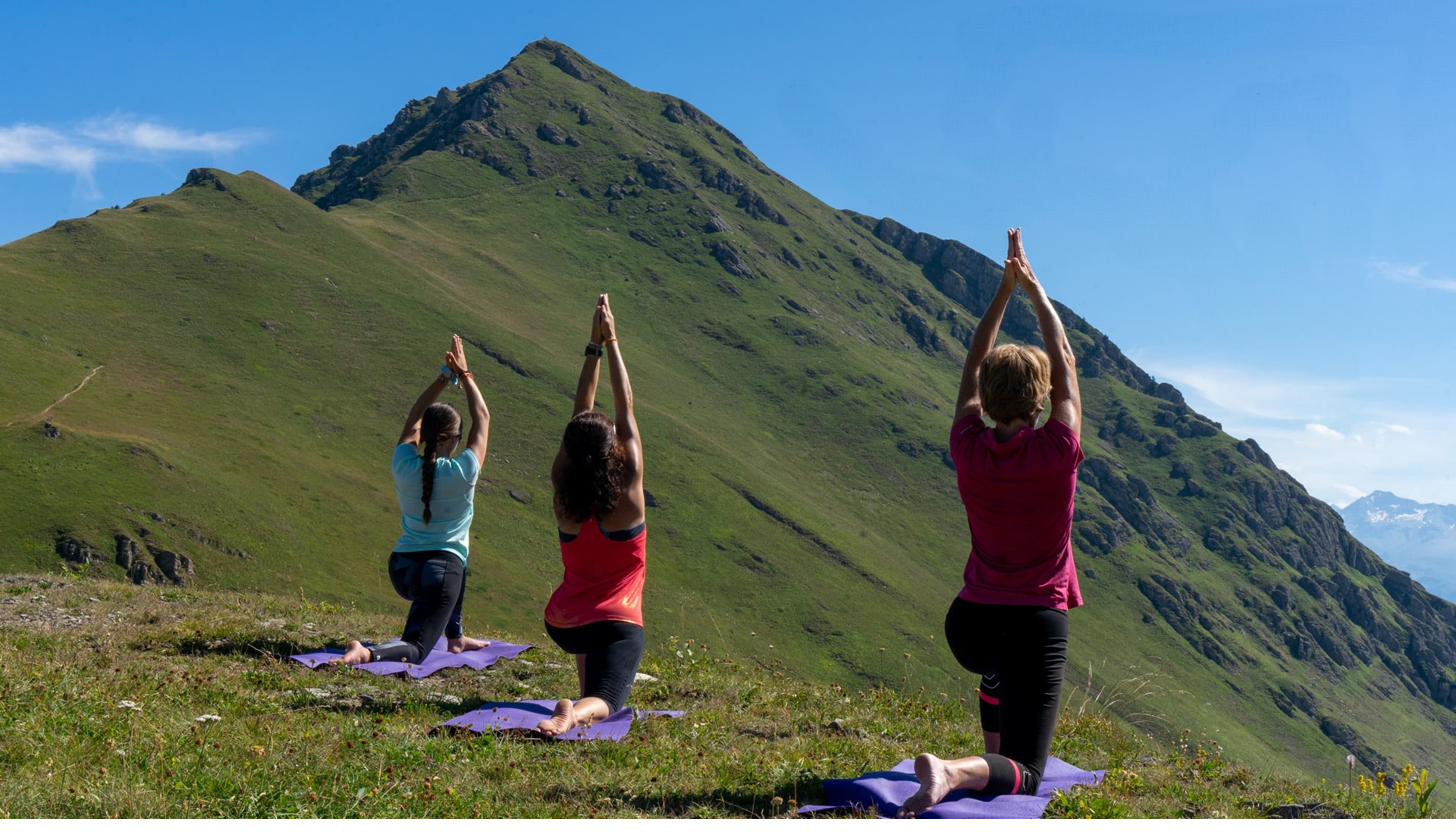 Yoga en plein air face aux montagnes de Valmorel — Chalet Arpian